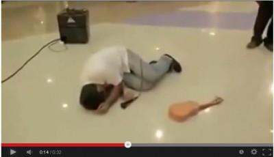 بالفيديو: هندي يطلب الزواج من حبيبته .. ويتلقى الإجابة على رأسه
