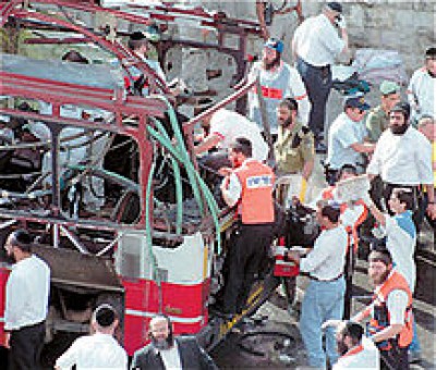 في ذكراها الـ 20 .. شاهد فيديو نادر لعملية تفجير "باص ديزنكوف" التي اسفرت عن مقتل 22 اسرائيلي واصابة 47 آخرين
