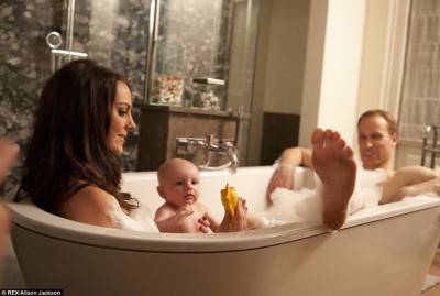 بالصور.. لأول مرة فى التاريخ: العائلة الملكية البريطانية تنشر صورا شخصية جدا لولى العهد أثناء استحمامه