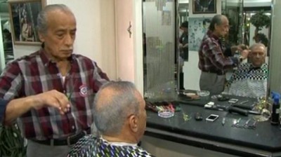 بالفيديو: أشهر حلاق في مصر.. زبائنه الرؤساء ورموز الثقافة والفن