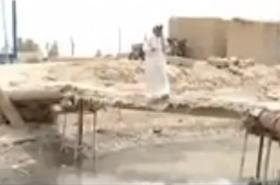 بالفيديو .. سقوط مراسل قناة عراقية في بركة ماء اثناء اعداده لتقرير