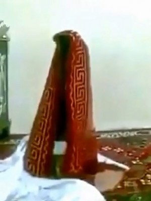 بالفيديو: شاهد ماذا حصل لامرأة قطعت صلاتها من أجل مسلسل