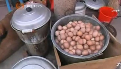 بالفيديو.. صينيون يستمتعون بأكل "البيض المسلوق" في بول الأطفال للوقاية من الأمراض