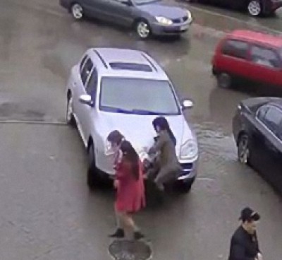 بالفيديو: امرأة تخطئ بين الفرامل ودواسة الوقود وتسحق فتاتين في روسيا