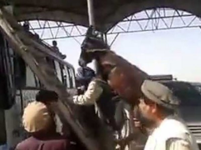 بالفيديو رجل يحمل حمار على ظهره و يصعد به فوق اتوبيس فى باكستان