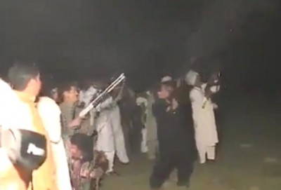 شاهد - اطلاق نيران تكفي لحرب في حفل زفاف في الهند!