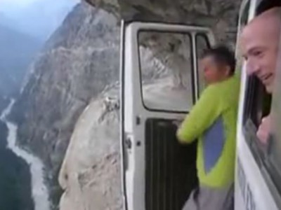 بالفيديو .. جولة سياحية لعبور أخطر طرق العالم وأكثرها إثارة للرعب