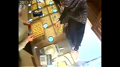 من الأردن: شاهد بالفيديو امرأة تبتلع خاتم ذهب لسرقته