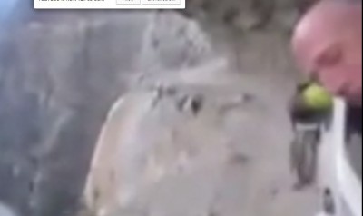 جولة سياحية مرعبة بالباص فوق منحدر جبلي