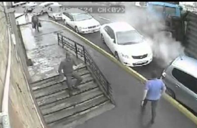شاهد حادثة سير رهيبة جدا دمرت سيارتين بالكامل‎