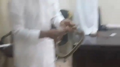 بالفيديو.. سعودي يستخرج ثعباناً من مكيف مكتبه