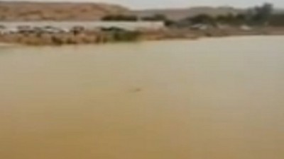 بالفيديو : ناشط يصور شابا يصارع الموت في مياه احد السدود ويدعو له بالستر والهداية