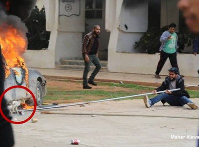 صورة تثير الجدل بليبيا: محاولة انقاذ قط