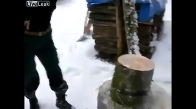 شاهد بالفيديو.. طريقة رائعة لكسر قرمية الحطب