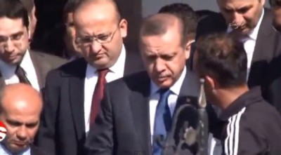 أردوغان يؤدي صلاته أمام عتبة المسجد بسبب تأخره .. فيديو