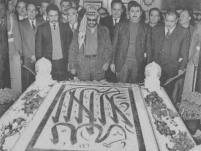 صورة نادرة للرئيس الشهيد ياسر عرفات بجوار ضريح الرئيس الراحل جمال عبد الناصر