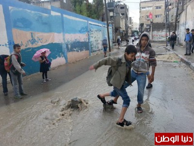 شاهد بالوصور.. غرق شوارع مخيم الشاطي غرب مدينة غزة بمياه الأمطار