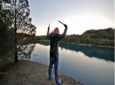 بالفيديو : مغامر يشعل النار في نفسه ثم يقفز في بحيرة من مكان مرتفع