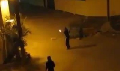 جرأة شاب يلقي زجاجة حارقة على جندي إسرائيلي لتصيبه بشكل مباشر بالقدس