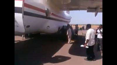 بالفيديو: سودانيون يدفعون طائرة بأيديهم للمساعدة في إقلاعها