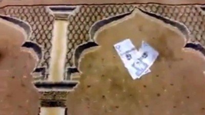 فيديو: مسجد يوزع الأموال على المصلين بدلاً من المساويك