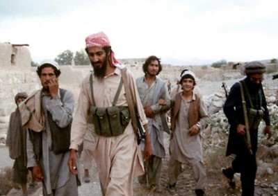 اسامة بن لادن في صور نادرة مع ابيات شعرية كتبها بنفسه