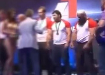 بالفيديو… بطل مسلم "روسي" يغض البصر عن فتاة شبه عارية أثناء تتويجه