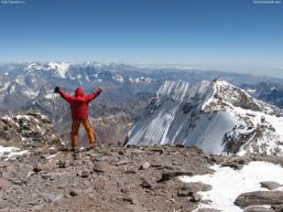 طفل في التاسعة من عمره يتسلق أعلى قمة جبل في أمريكا اللاتينية