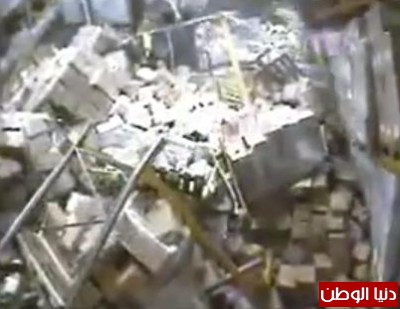 بالفيديو ..انهيار مستودع للبضائع بالكامل علي عربة النقل