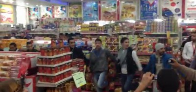 مجموعة شباب يفاجئون زبائن احد المولات التجارية برقصة الدبكة في مدينة غزة .. شاهد الفيديو