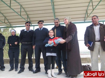 مديرة التربية والتعليم في طوباس تكرم طالبة من مدرسة بنات عقابا الأساسية لأمانتها