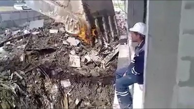 فيديو: كيف يشعل الروسي سيجارته
