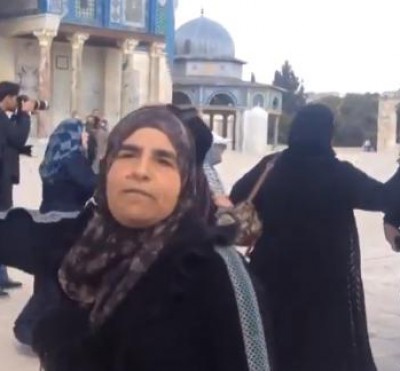 بالفيديو ..مقدسية في المسجد الأقصى تصرخ أين العرب