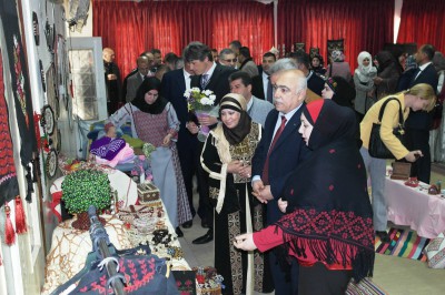 طوباس : المحافظ الخندقجي والسفير التشيكي يفتتحان معرض الابداعات النسوية