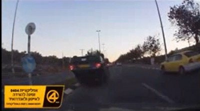 شاهد بالفيديو .. سيارة فلسطينية تتسبب بانقلاب سيارة مستوطن