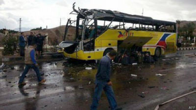 مصر: ثلاثة قتلى واربعة عشر مصاب بانفجار أوتوبيس سياحى فى منفذ طابا بسيناء .. اسرائيل تعلن الطواريء