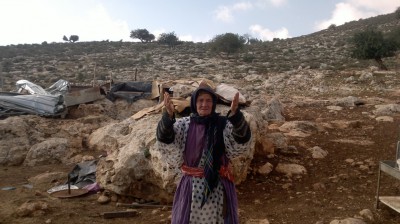 طاقم العيادة المتنقلة التابعة للجان العمل الصحي يؤازر سكان خربة يرزا قضاء طوباس