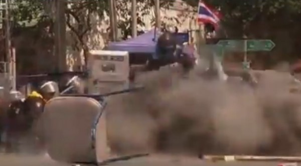 فيديو مأساوي:قنبلة تبتر قدم جندي حاول إبعادها