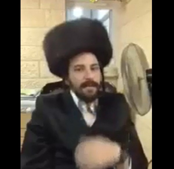 فيديو .. يهودي من الشكناز المتدينيين يقلد أصوات الحيوانات