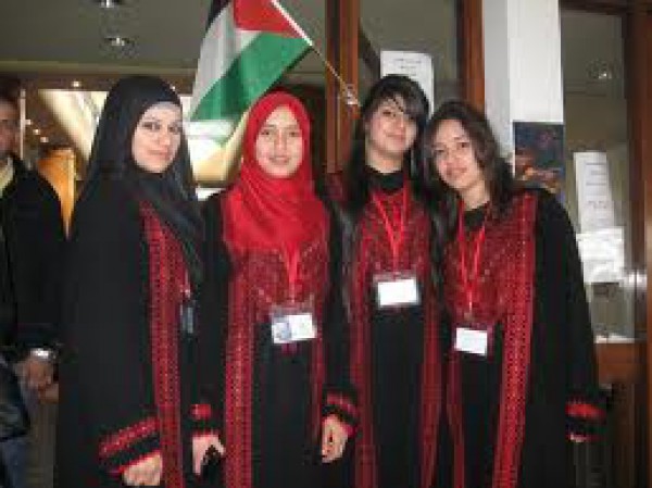 الثوب الفلسطيني.. أزياء التراث الفلسطيني بألوان زاهية