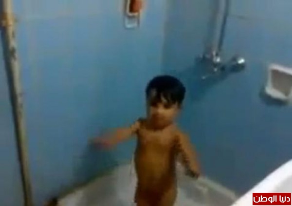 عندما يتحول الحمام لساحة للرقص عند الاطفال هذا ما يحدث !!