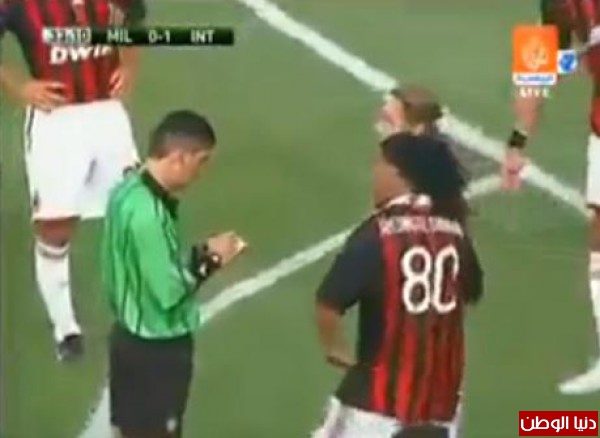 شاهد بالفيديو : حكم يرفع بطاقة حمراء على لاعب
