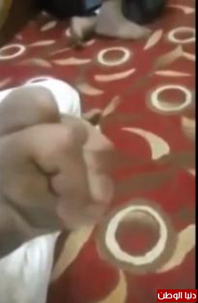شاهد بالفيديو : شاب موهوب يجعل يده تمسك بنفس اليد