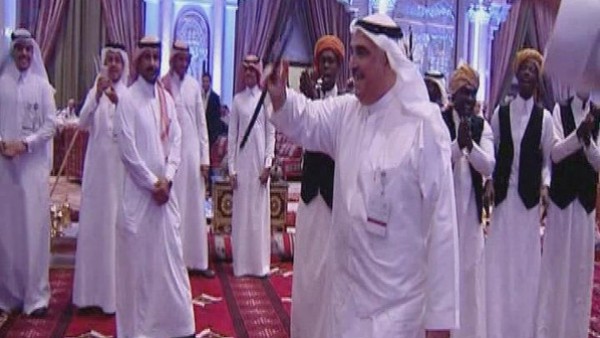 وزير العمل السعودي لاعب مزمار من الطراز الأول .. فيديو