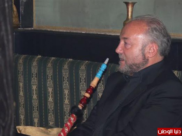 فى حضرة المطران عطا الله حنا...جورج غالاوى يدخن النرجيلة فى فيينا
