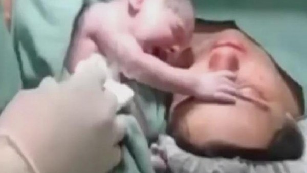 فيديو مؤثر لطفل حديث الولادة يرفض الانفصال عن أمه