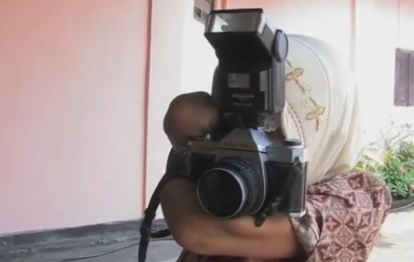 إمرأة مبتورة اليدين تبدع في التصوير