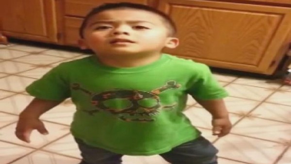 فيديو طريف لطفل يحاول إقناع أمه بالحصول على الحلوى