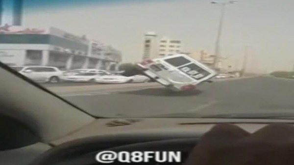 وسط دهشة المارة.. فيديو لكويتي يقود سيارته على إطارين فقط