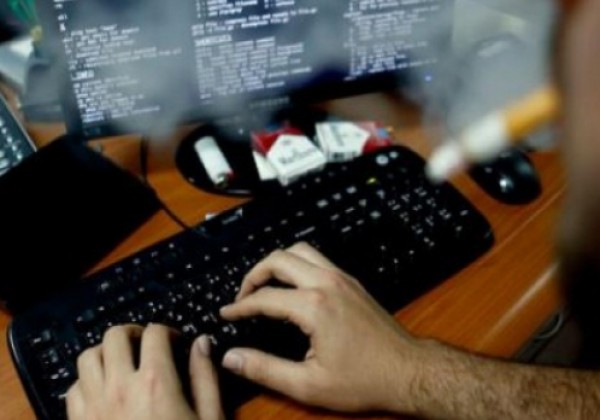 عميل مهمته التعرف على الفتيات واسقاطهن